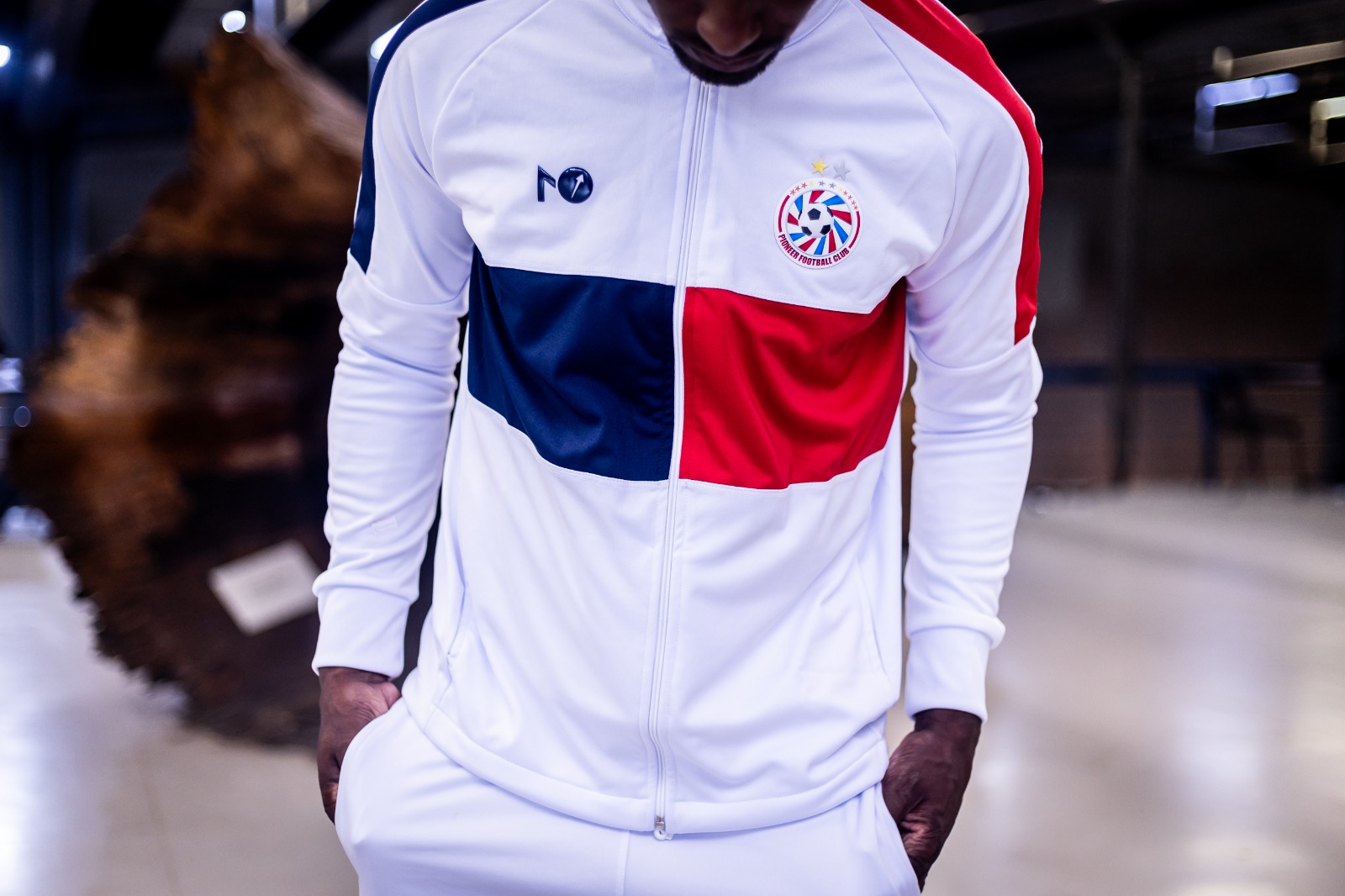 AGASALHO UPPER BRANCO COM VERMELHO